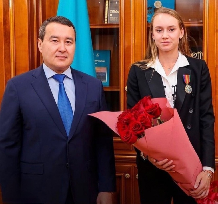 曼联中场梅努申请离队，欲加盟意甲冠军那不勒斯